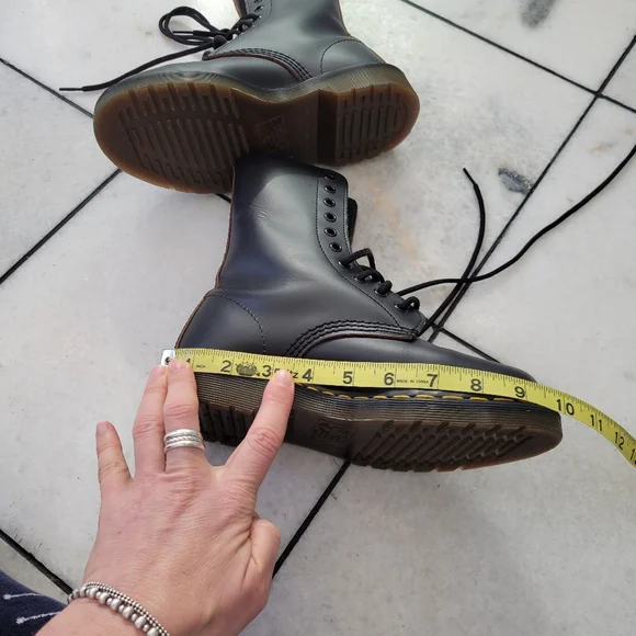 Dr Martens womens boots black leather smooth size 7 Made in England 1490 10 hole - Picture 8 of 10